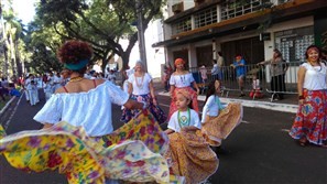 Desfile que contou a história de Maringá, década por década, atraiu milhares de pessoas